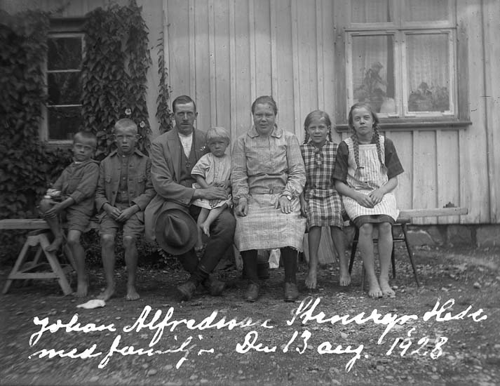 Fotografens anteckning på glasplåten: "Johan Alfredsson Stensryr Hede med familj. Den 13 aug. 1928."