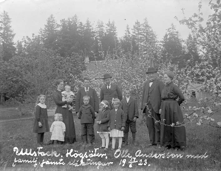 Skrivet på bilden: "Ullstack, Högsäter. Olle Andersson med familj, jämte släktingar.1923-06-17."