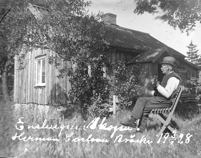 Skrivet på bilden: "Enslingen i Skogen! Herman Carlsson Bräcke 3/8 1928."