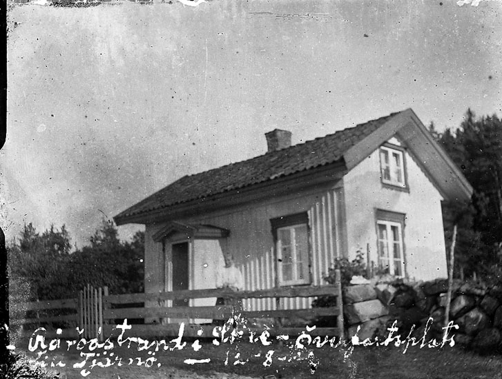 Enligt text på fotot: "Råröstrand i Skee. Överfartsplats till Tjärnö. 12-8-22".