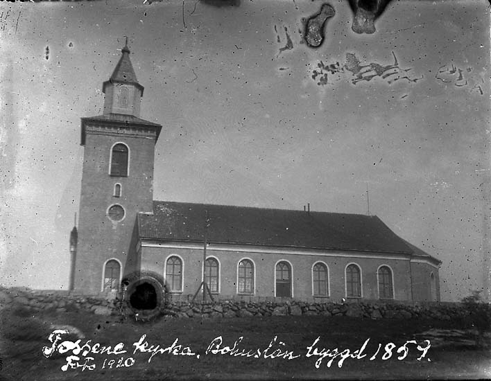 Enligt text på fotot: "Tossene kyrka, Bohuslän byggd 1859. Foto 1920".
