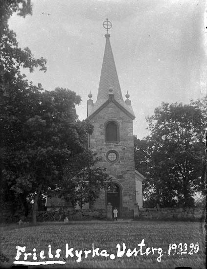 Enligt text på fotot: "Friels kyrka, Vesterg, 23/6 1920".