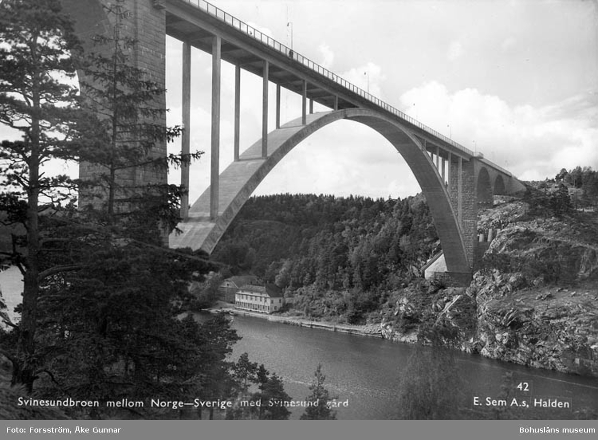 Svinesundsbroen mellom Norge-Sverige med Svinesund gård.
E. Sem A.s. Halden. 42.