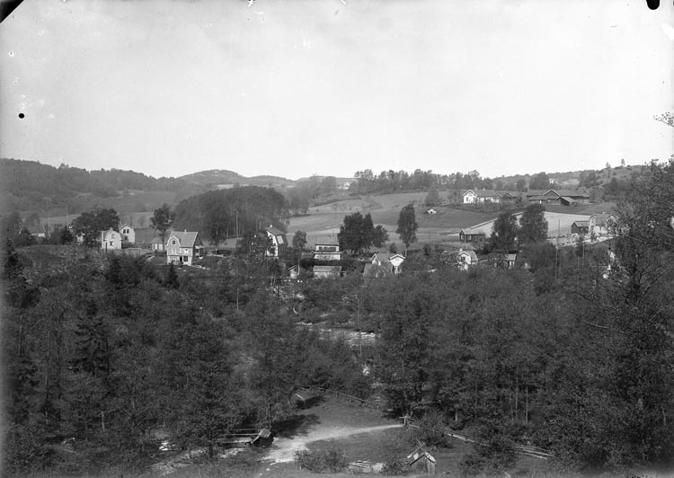 Enligt fotografens noteringar: "1932. 45 Villasamhälle från Möe. Hagane Gård längst bak."