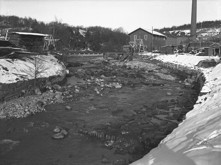 Enligt medföljande noteringar: "1935. 27. Bron sönder (?) Munkedals fabrik."

Uppgifter från Munkedals HBF: "Till höger om bron ligger huvudförrådet."