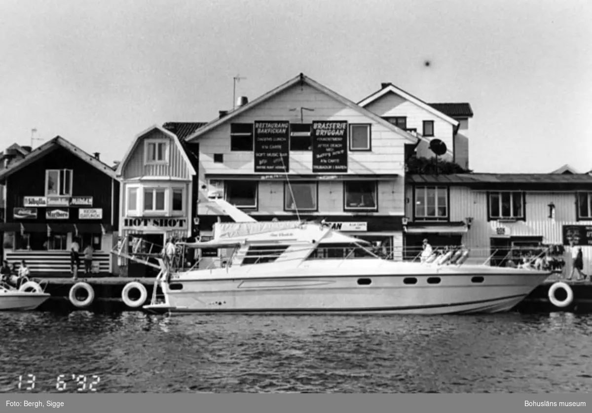 Enligt text på fotot: "Fritidsbåt modell större i Smögen 1992".