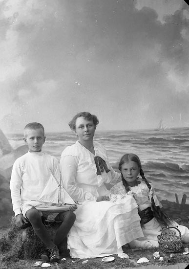 Enligt fotografens journal nr 3 1916-1917: "Berg, Fru Postmästare Ockelbo".