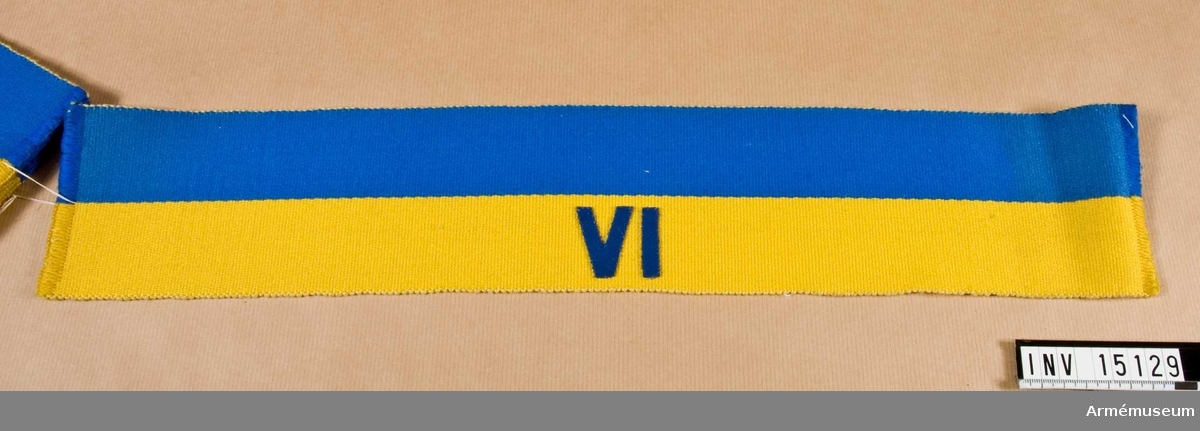 Grupp C I.
En av 4 st armbindlar m/1898, för fältpolisen, blå och gula. Märkta VI.