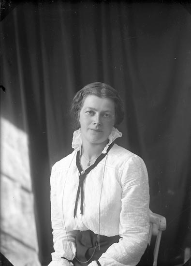 Enligt fotografens journal nr 3 1916-1917: "Johansson, Ottilia adr. Atterberg Här".