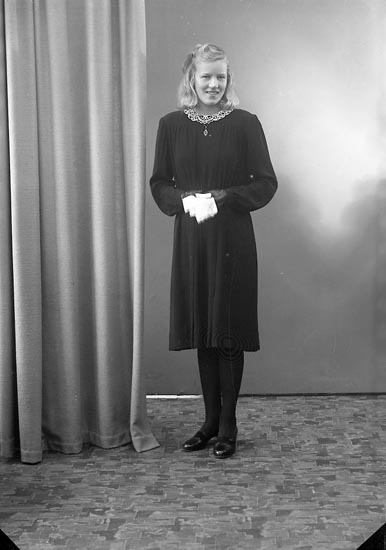 Enligt fotografens journal nr 7 1944-1950: "Karlsson, Marianne St. Höga".