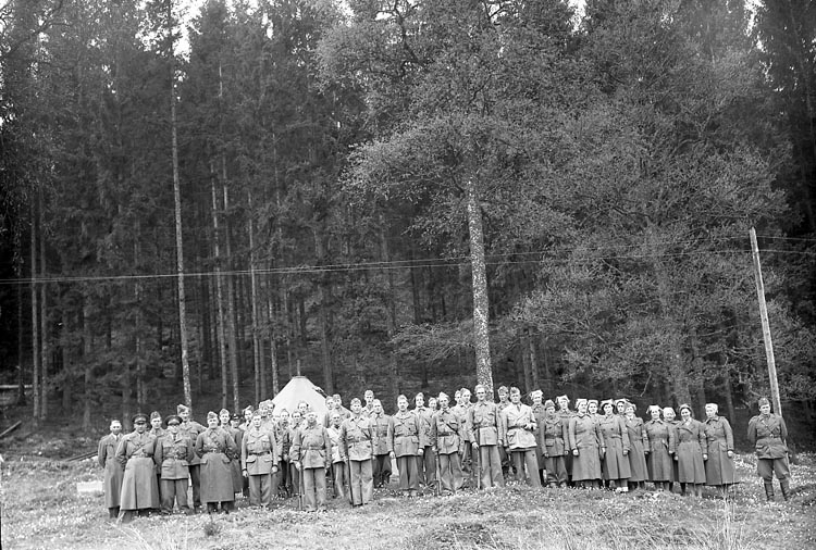 Enligt fotografens journal nr 7 1944-1950: "Hemvärnsövning vid Dafinseröd Ucklum".