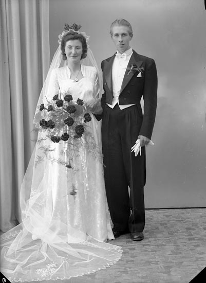 Enligt fotografens journal nr 7 1944-1950: "Johansson, Brudparet David Henån".