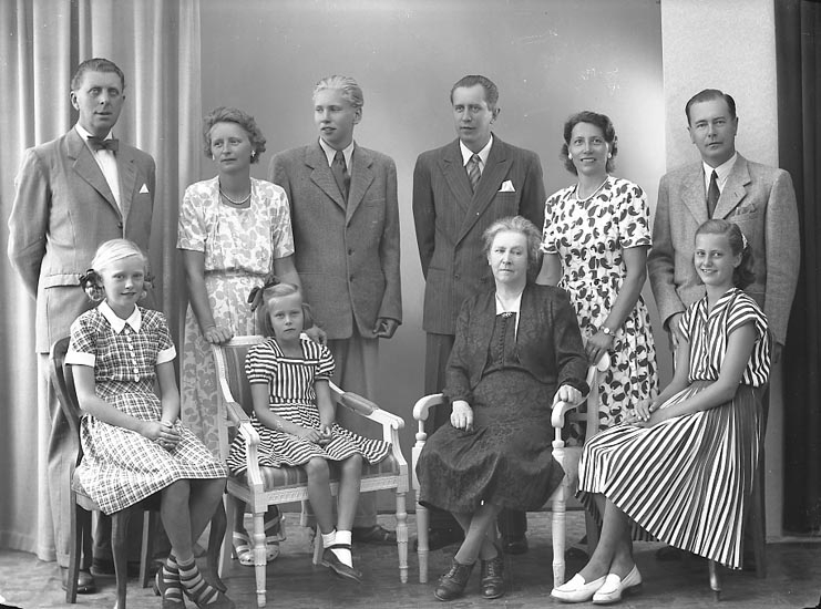 Enligt fotografens journal nr 7 1944-1950: "Segerberg, Fru med familj Här".
