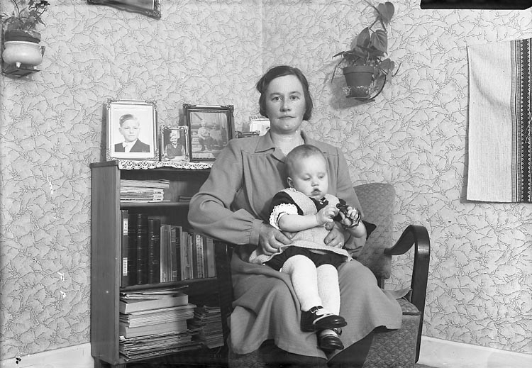 Enligt fotografens journal nr 7 1944-1950: "Karlsson, Agda Jörlanda".