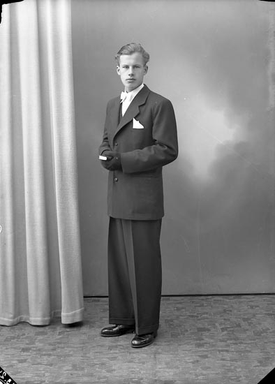 Enligt fotografens journal nr 8 1951-1957: "Andersson, Olof, Strandnorum Stenungsund".