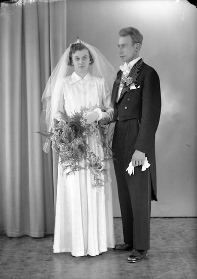 Enligt fotografens journal nr 8 1951-1957: "Johansson, Herr Elof, Skogsliden, Ytterby".