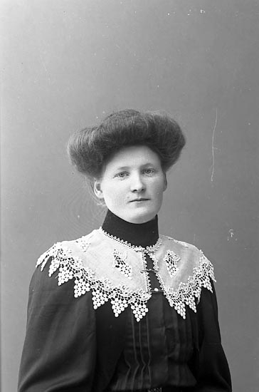 Enligt fotografens journal nr 1 1904-1908: "Alexandersson, Aurelia Lyckorna".