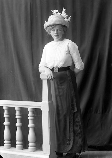 Enligt fotografens journal nr 2 1909-1915: "Hermansson, Jenny, ad. Fru Landb:g".