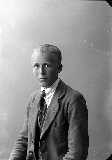 Enligt fotografens journal nr 4 1918-1922: "Perslow, Olof Mjöbäck".