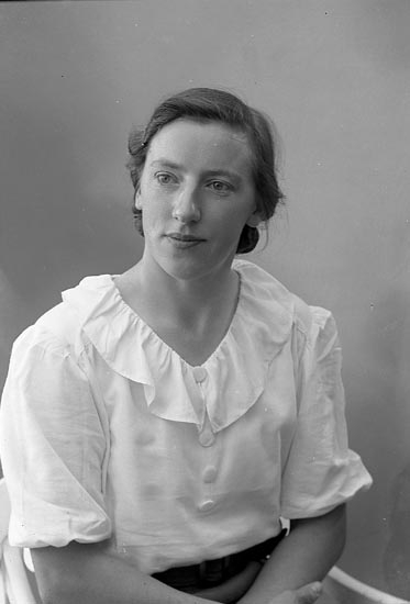 Enligt fotografens journal nr 6 1930-1943: "Andersson, Astrid Almesund Hjälteby".
