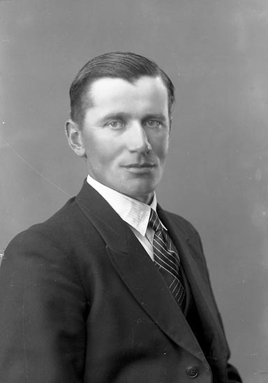 Enligt fotografens journal nr 6 1930-1943: "Johansson, Herr Sven G. Högenorum".