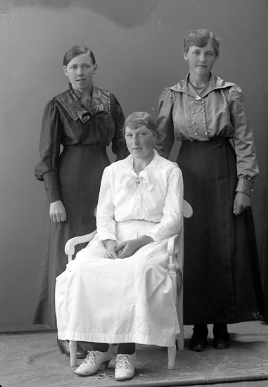 Enligt fotografens journal nr 4 1919-1922: "Larsson, Berta Vinningstorp Jörlanda".