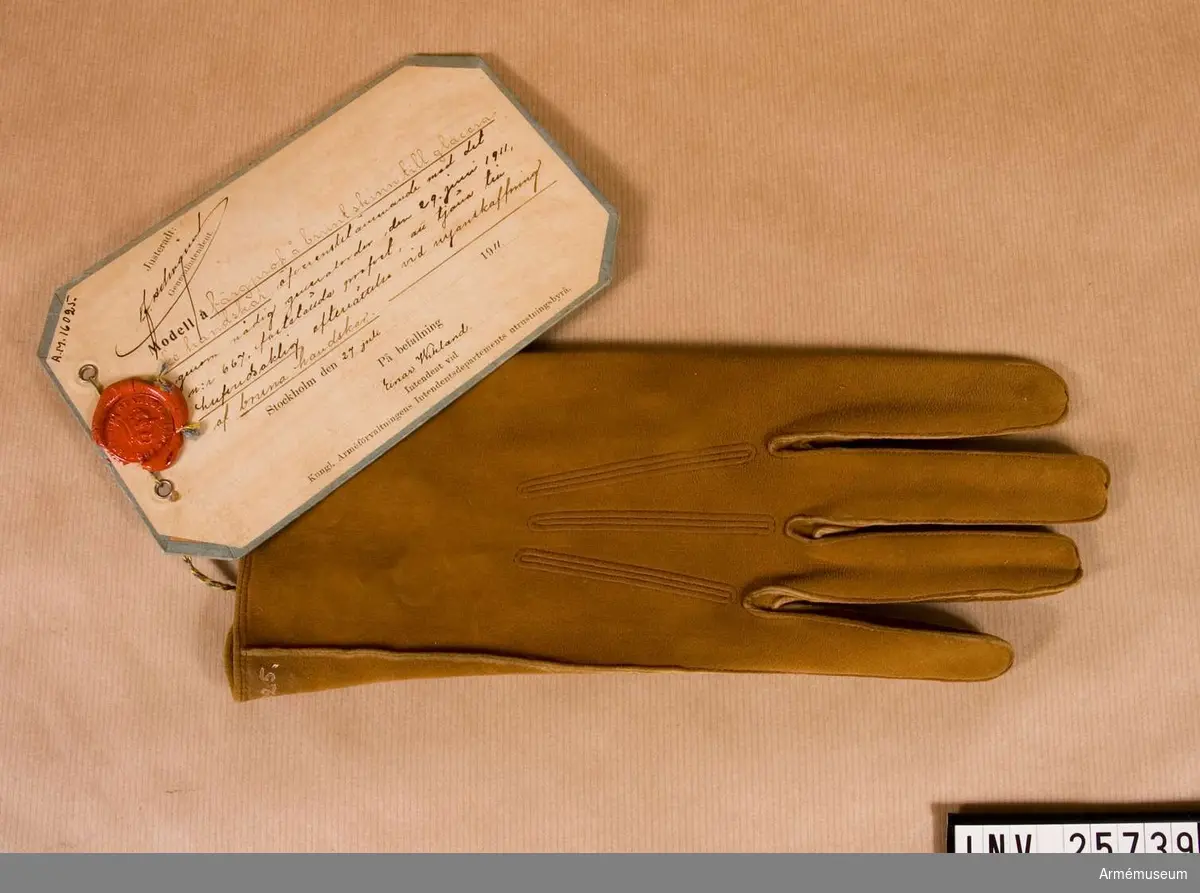 Grupp C I.
Vänsterhandske till kastorhandskar att tjäna till huvudsaklig efterrättelse vid anskaffning av bruna handskar.