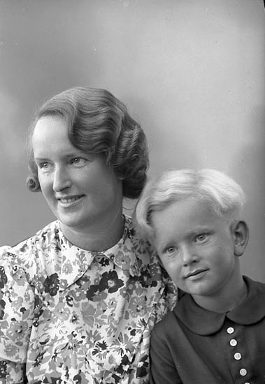 Enligt fotografens journal nr 6 1930-1943: "Düring, Fru Stenungsund".