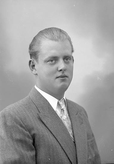 Enligt fotografens journal nr 7 1944-1950: "Johansson, Herr Lennart Stenungsund".