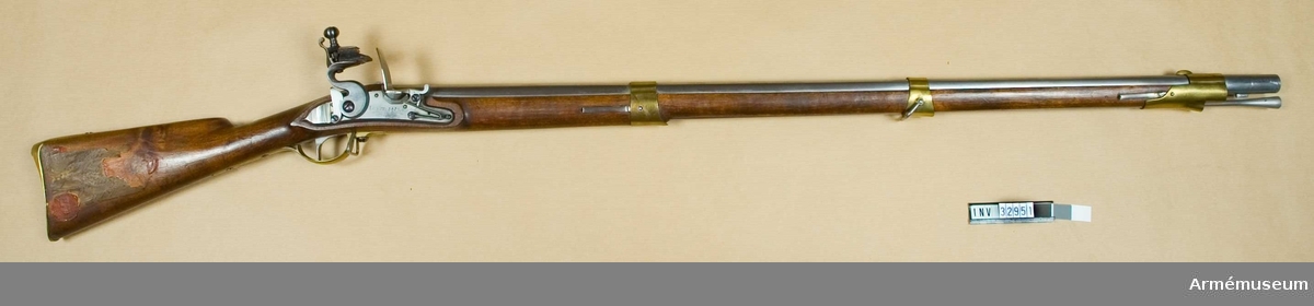 Gevär. Rep.modell 1815. Preussiskt lås med muskötkaliber. E II b. Faställd 1823 som exercisgevär för Livgardesregementena till fots. På låsblecket otydliga stämplar.