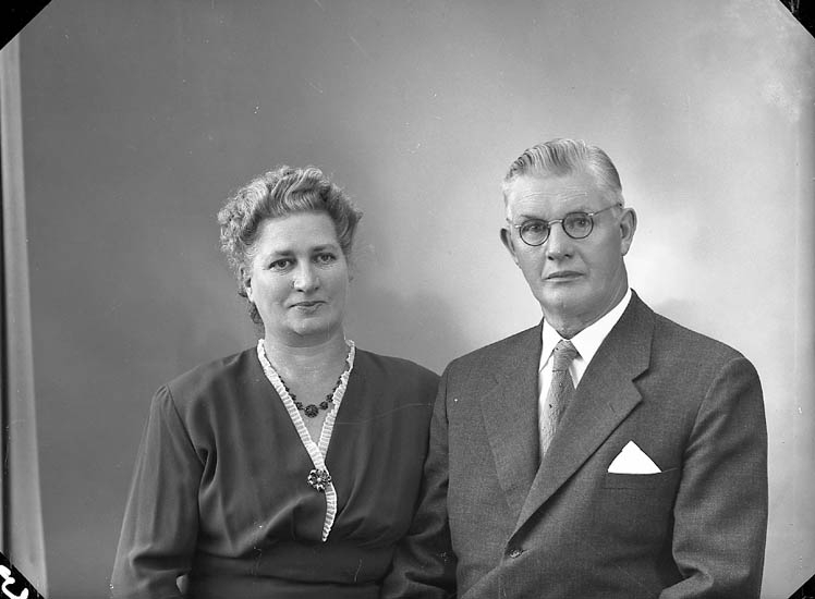 Enligt fotografens journal nr 8 1951-1957: "Johansson, Herr Oskar Stigsro Stenungsund".