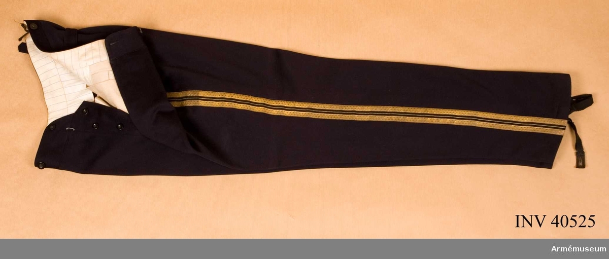 Grupp C.
Ur uniform för överste vid Norrlands artilleriregemente. Består av attila, ridbyxor, långbyxor, käppi, mössa, kartusch med rem, sabelkoppel.
Burna av överste m.m. A.E. Rudling, död 1923.