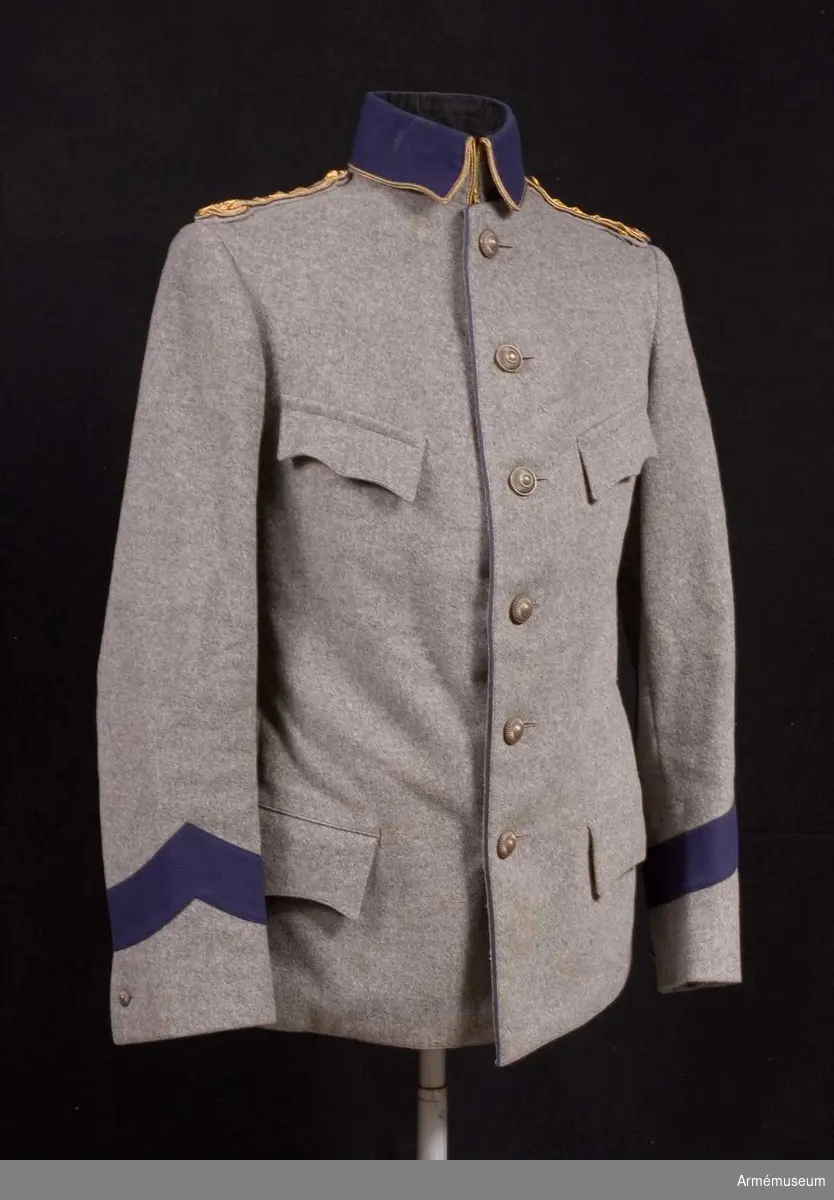 Grupp C I.
Ur uniform m/1910 för kapten vid Positionsartilleriregementet. Består av vapenrock, ridbyxor, kappa, hatt med ståndare.
