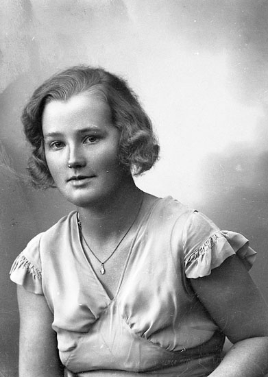 Enligt fotografens journal nr 6 1930-1943: "Spolén, Fr. Karin Wäxiö".