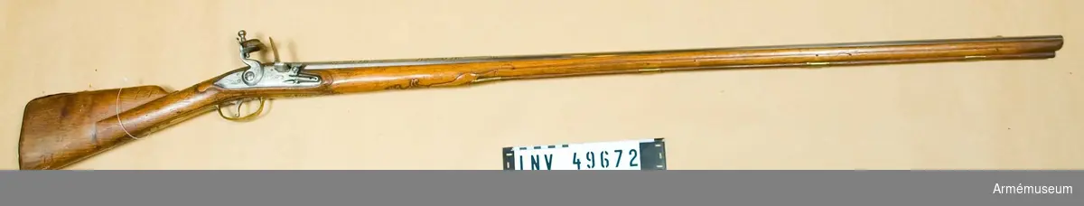 Grupp E XIV.
Loppets relativa längd är 73 kal. Afrikanskt gevär med flintlås. Låset och nedre delen av pipan graverade, pipan inlagd med guld. Nr 189 återfinns på pipan och  kolven.