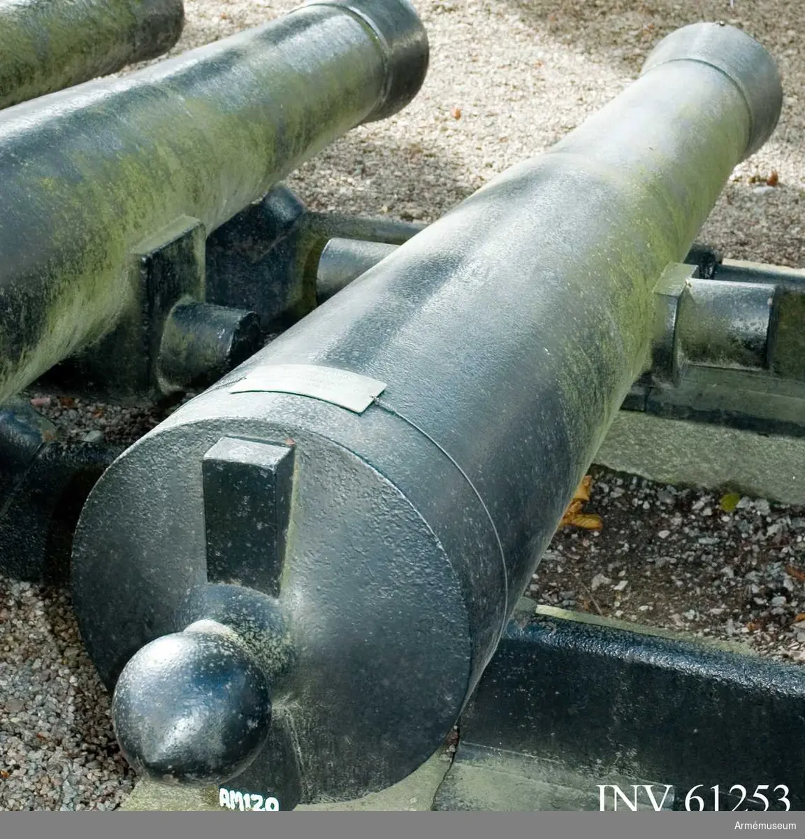 Grupp F I. 
Mynningen, från början cylindriskt utborrad, förändrades efter första provskjutningen i likhet med de Helvigska kanonerna till s.k. trumpetmynning, varefter provskjutning ånyo företogs. Vänster tapp märkt 1822, höger tapp VB.