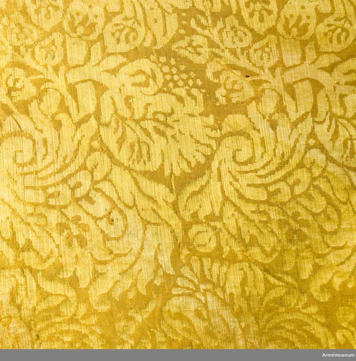 Duk:
Tillverkad av gul sidendamast, sydd av två horisontella våder. Kantad med enkel gul silkesfrans. Fäst vid stången med två rader tennlickor på gula band.

Dekor:
Saknas.

Banderoll:
Flätad gul snodd.

Tofs:
Tillverkad i gult och vitt silke.

Stång:
Tillverkad av gulgrönmålad furu. Kannelerad ovanför greppet, nedanför slät. Löpande bärring. Spets och holk i ett stycke av järn. Spetsen består av ett spegelmonogram, ett C utan krona.