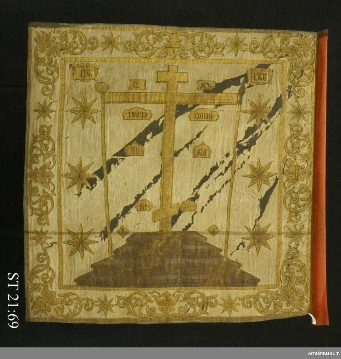 Huvudmotivet, placerat på ett trappostament utgörs av ett ryskt-ortodoxt kors på Golgata samt passionsinstrumenten dvs lansen, svampen och stången