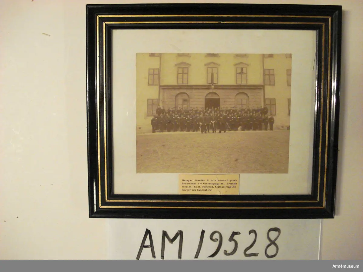 Grupp MI.

Fotografi föreställande kompani framför II bat kasern vid Grevmagnigatan.
Namn på officerarna noterat på märklapp.