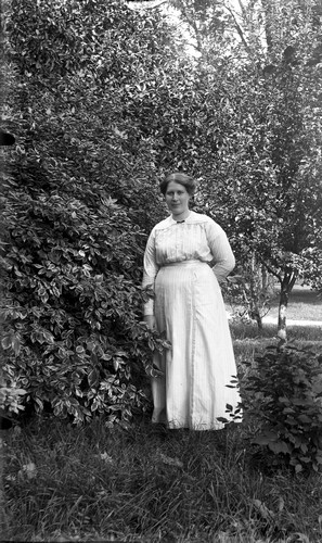 Kvinna i trädgården på Torreby