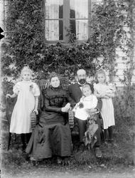 Pastor Thorvald Egidius Isachsen på Helleland med familie