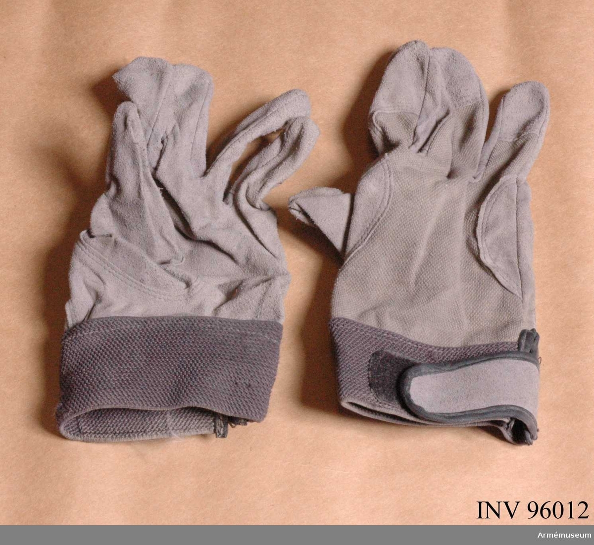 Tunna hanskar i trikå och syntetskinn.
Storlek 8.
Tillverkade 2008 i Kina.
Ligger i väska numer två från höger i kroppsskyddet (AM.096007).