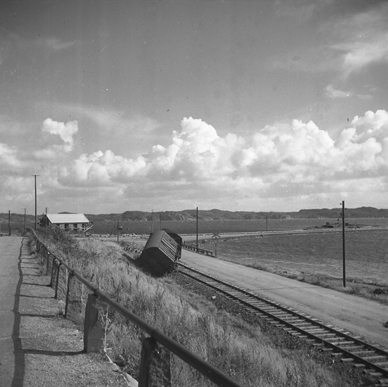 Text till bilden: "Tågurspårning på Grötöbanan. 8 september 1950."