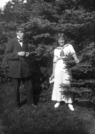Enligt senare noteringar: " Ester Helgesson, Kurt Jansson. Taget i Teaterplantaget.13/8 1915."