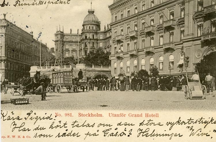 Notering på kortet: Stockholm. Utanför Grand Hotell.