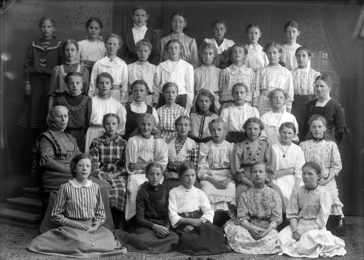 Skolklass, slöjdskola för flickor, Enköping. Lärarinnan till höger är sannolikt Selma Felldin (1862-1925).