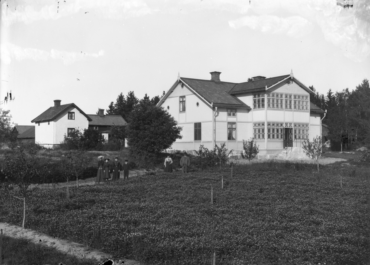 Slaktare Kristen Andersson (1856-1908) med familj, Skälby, Vårfrukyrka socken, Uppland. Huset fr.o.m. 1908 Vårfrukyrka fattighus, senare ålderdomshem.