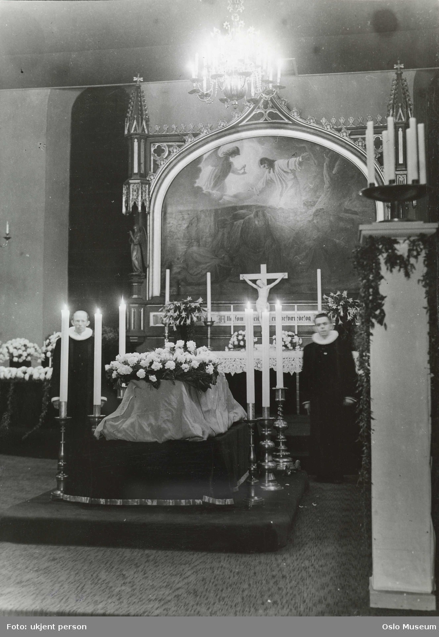 Dronning Mauds begravelse, Vår Frelsers kirke, interiør, kor, alter, katafalk, båre, prester2
