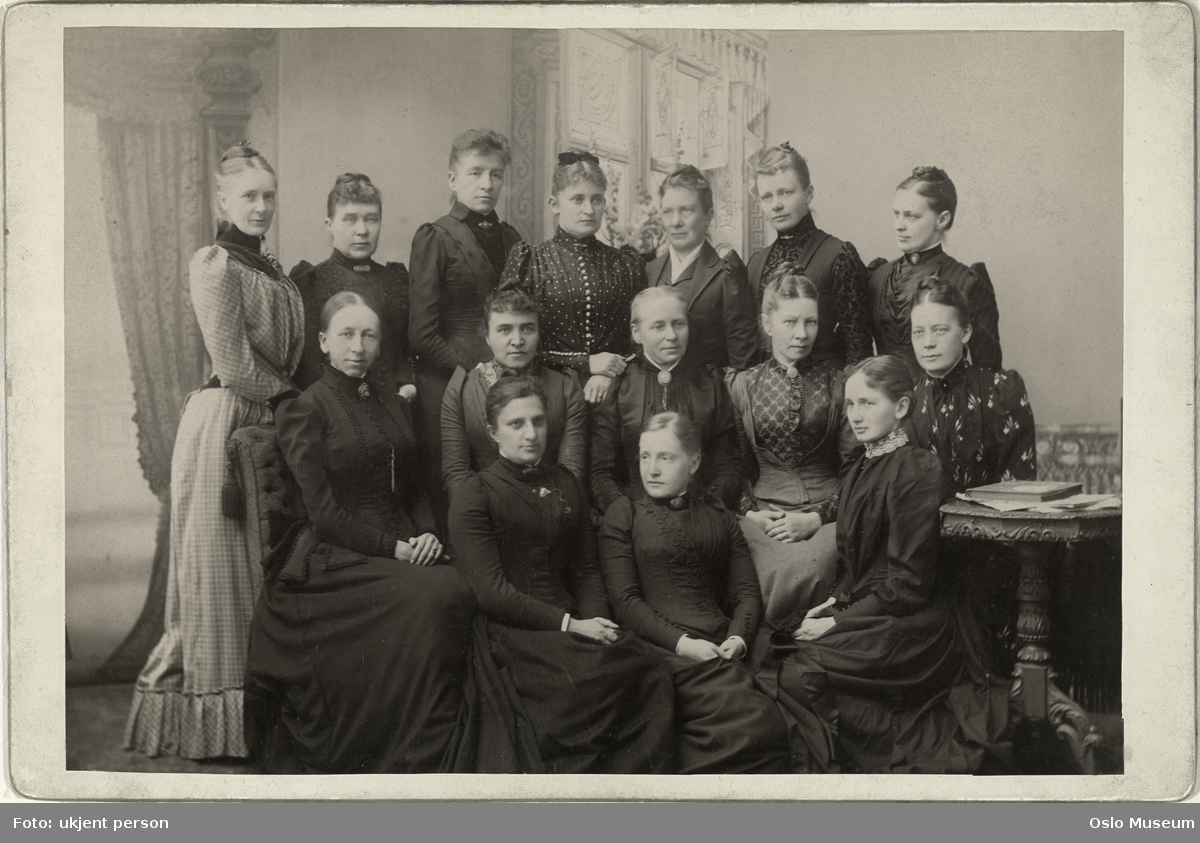 gruppe, kvinner, lærere, frøken Falsens pikeskole (senere Olaf Bergs pikeskole)