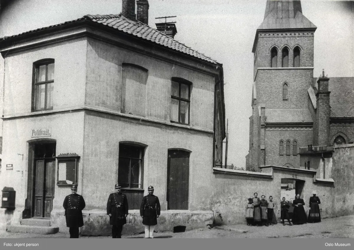 Kampen politistasjon, bygård, politikonstabler, kvinner, barn, Kampen kirke